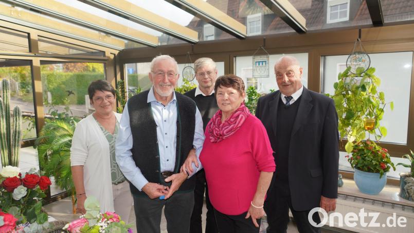 Ella (Zweite von rechts) und Herbert Kick (Zweiter von links) feiern Diamantene Hochzeit. Es gratulieren Bürgermeister Josef Beimler (rechts), Pfarrer Norbert Götz (Mitte) und PGR-Vorsitzende Birgit Bergmann (links). Bild: fvo