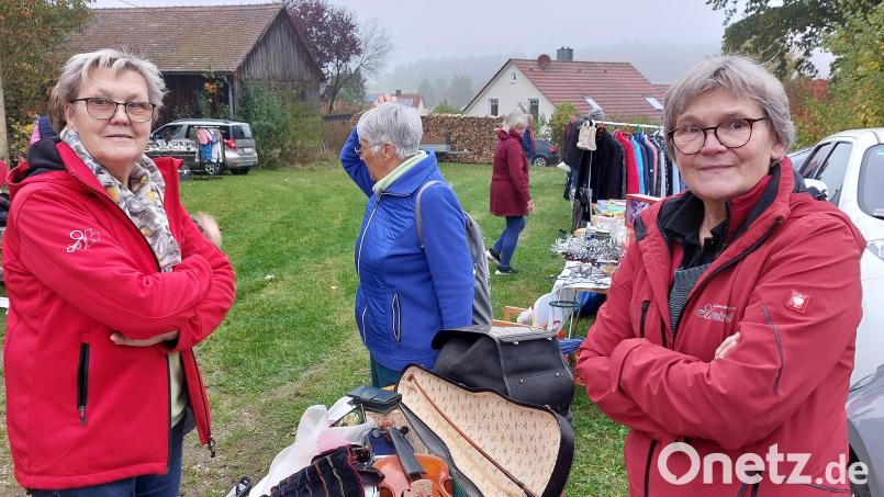 Familientreff in Siebeneichen: Lydia Heinlein (rechts) aus Ansbach hat wohl die weiteste Anreise. Sie ist zusammen mit ihrer Schwester Hedwig Jotz (links) aus Amberg hier. Bild: mfh