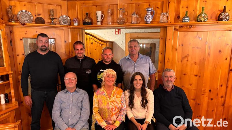 Firmenchef Max Pinzer dankte Tobias Hütter, Bastian Pinzer, Michael Heining (hinten von rechts), Wolfgang Breitengraser (vorne links), Franz Cahak und Jasmin Neumann (vorne von rechts) für ihre Treue zum Unternehmen. Mit im Bild ist Tanja Pinzer (vorne, Zweite von links). Bild: Maria Pinzer/exb