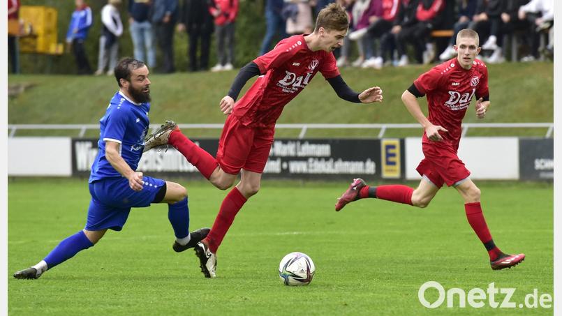 Ein heiß umkämpftes Derby in Nabburg: Der Diendorfer Michael Schärtl (links im blauen Trikot) im Zweikampf. Bild: ham