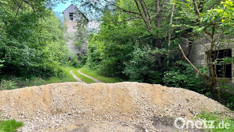 Hier kommt kein Fahrzeug mehr rein: Um das Anliefern größerer Mengen illegalen Mülls zu verhindern, ist dieser Weg in den ehemaligen Steinbruch Ernstfeld bei Kirchenthumbach provisorisch blockiert. Zur Diskussion stehen am Dienstag eine dauerhafte Zugangsbeschränkung oder sogar ein Betretungsverbot. Bild: Gabi Schönberger