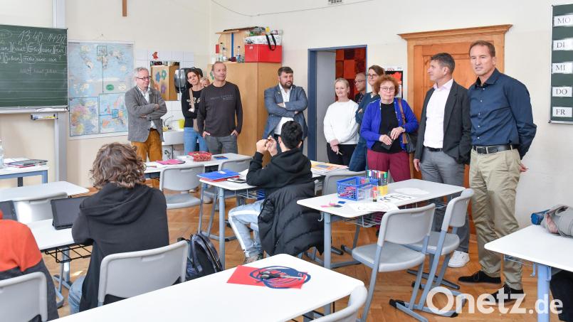 Aus Platzmangel muss die Offene Ganztagsbetreuung an der Luitpold-Mittelschule in Amberg in einem gewöhnlichen Klassenzimmer stattfinden. Die Mitglieder des Schul- und Sportausschusses machten sich ein eigenes Bild von der Situation. Bild: Petra Hartl