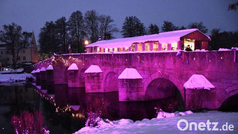 Traditionell unter Verschluss gehalten wird bis kurz vor dem Start des Kunsthandwerklichen Weihnachtsmarkts im Fischhofpark die Hauptfarbe der Beleuchtung. Im vergangenen Jahr war Lila die Farbe der Wahl. Archivbild: ubb