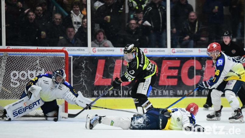 Marco Pronath (schwarzes Trikot) erzielte in dieser Szene die 2:1-Führung für den ERSC Amberg gegen Schweinfurt. Am Ende gewannen die Wild Lions mit 4:1. Bild: SignaLight/AP