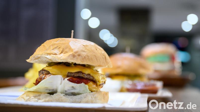 Ein Burger steht auf einer Theke Symbolbild: Sebastian Gollnow/dpa