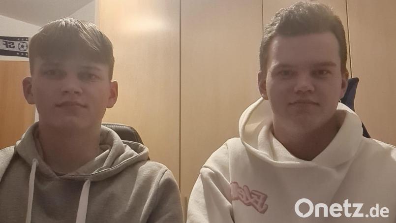 Michael und Maximilian Rumpler haben für die Sportfreunde Ursulapoppenricht das Bezirksturnier beim &quot;eClub Championship&quot; des Bayerischen Fußball-Verbandes gewonnen. Bild: Hans Rumpler/exb