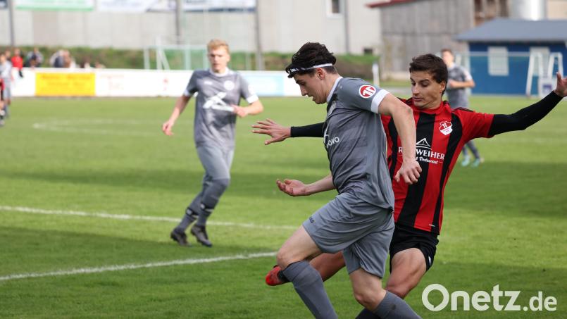 Auch wenn der SC Eschenbach gut in das Derby startete: Am Ende gewannen Jakob Diepold (vorne) und der FC Tremmersdorf deutlich mit 6:1. Der FC bleibt damit Tabellenführer der Kreisliga Nord. Bild: Dieter Jäschke