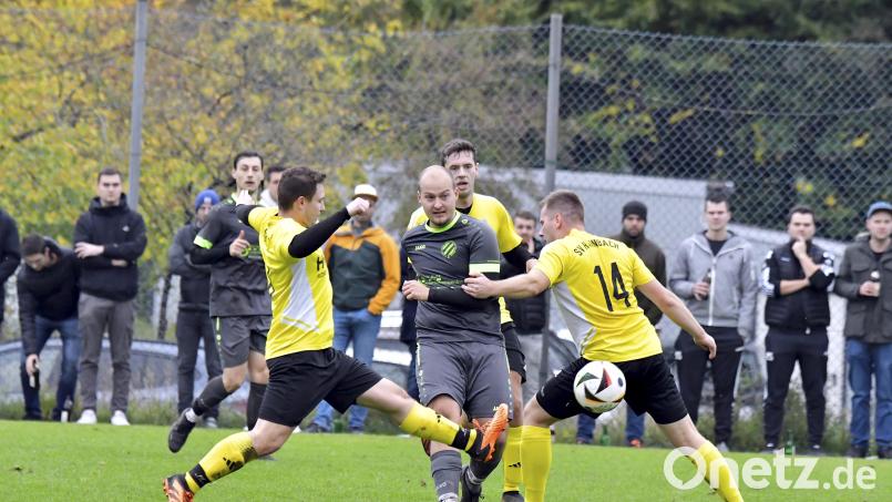 Jonas Fischer (Mitte) vom SV Kohlberg muss sich in dieser Szene gegen Ramon Morkus (links) und Martin Wawersig vom SV Hahnbach II durchsetzen. Bild: Hubert Ziegler