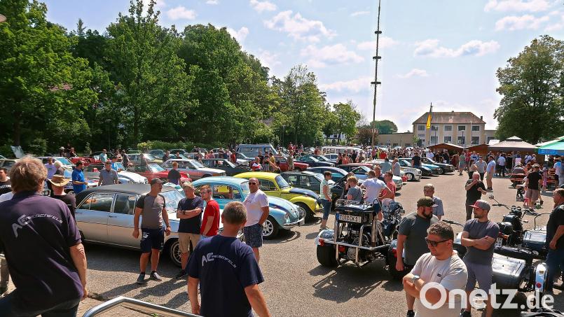 Dicht drängten sich in den vergangenen beiden Jahren die Oldtimer und Besucher beim Old- und Youngtimertreffen in Friedenfels auf dem großen Parkplatz. 2025 folgt eine Neuauflage. Archivbild: bsc