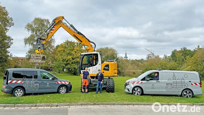 Bürgermeister Peter Neumeier (rechts) und Bauhofleiter Christopher Kurz freuen sich über die neuen Fahrzeuge Bild: Tobias Reitmeier/exb