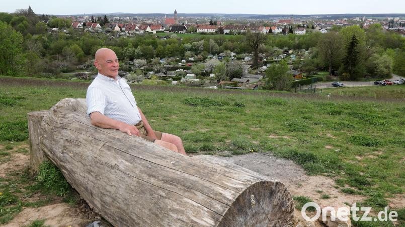 Herbert Schmidt auf seinem Erzberg. Der Premium-Blick auf Amberg war für ihn ein Grund, warum er den Berg überhaupt gekauft hat. Bild: Wolfgang Steinbacher