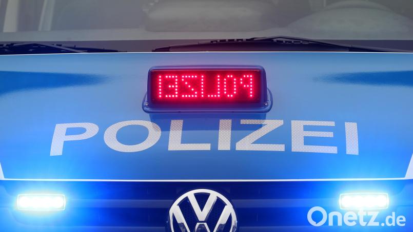 Ein Mann soll einen 42-Jährigen in einem Hotel in Würzburg niedergestochen haben. Symbolbild: Roland Weihrauch/dpa