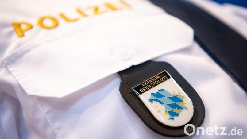 Die Grenzpolizei Waidhaus entdeckt bei einer Kontrolle verbotene Waffen. Bild: Matthias Balk/dpa