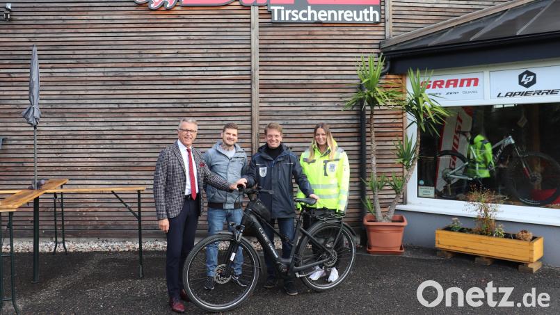 Bürgermeister Franz Stahl mit Bike-Station-Inhaber Christian Mauerer, Andreas Ockl, Bauamt-Mitarbeiterin Regina Zahn (von links) sowie dem neuen E-Bike vor der Bike-Station. Bild: Stadt Tirschenreuth/Mirko Streich/exb