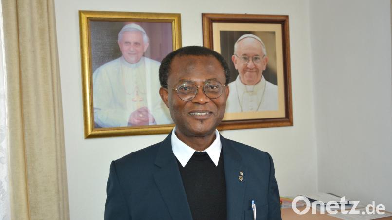 Neuer Pfarrer in Bad Neualbenreuth ist der 60-jährige Dr. George Nnaemeka Oranekwu. Beim Fototermin im Pfarrbüro rahmten ihn die Päpste Benedikt (links) und Franziskus ein. Bild: jr