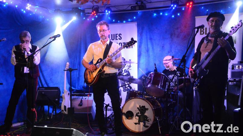 Die &quot;BluesKojoten&quot; aus dem Raum Amberg-Sulzbach rocken die &quot;Live Stage&quot; im vollbesetzten &quot;Parapluie&quot;. Bild: Kunz