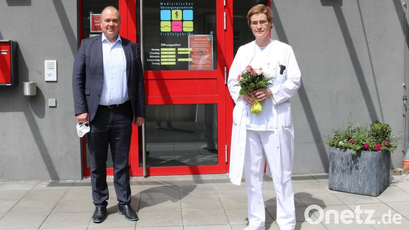 Nanette Maué (rechts), Fachärztin für Unfallchirurgie und Orthopädie, folgt auf Dr. Uwe Ort im MVZ Fichtelgebirge. Geschäftsführer Alexander Meyer (links) begrüßt sie zur ihrer ersten Sprechstunde. Bild: Klinikum Fichtelgebirge/exb