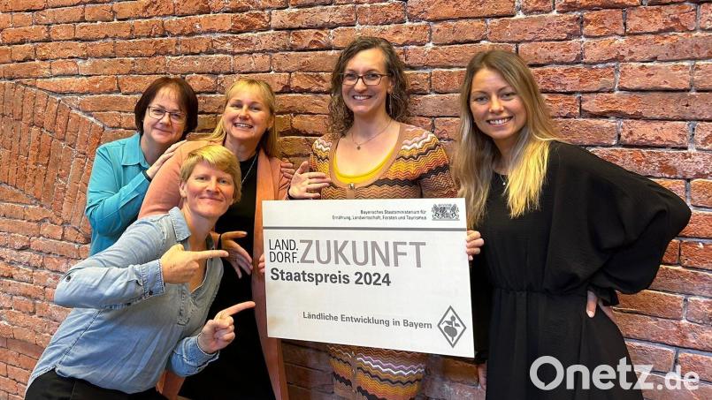 Die AOVE erhält den Staatspreis: Vorne (leicht gebückt) Anita Kinscher, Kommunale Jugendarbeit (Koja) Amberg-Sulzbach, hinten (von links) Doris Beer und Sabine Weber, beide AOVE, Katja Stiegler, AOVE-Geschäftsführerin, und Nadine Wagner, Kommunale Jugendpflegerin des Landkreises Amberg-Sulzbach. Bild: Stefanie Gradl