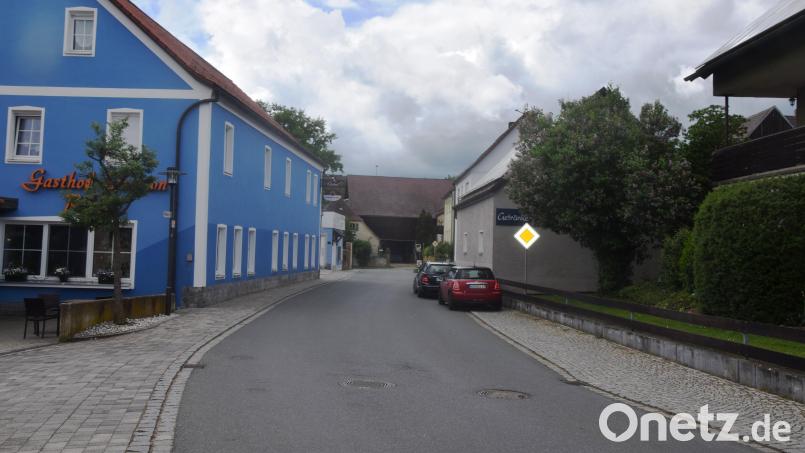 Ab dem Hermann-Wirtshaus gibt es in der Ortsdurchfahrt von Etzenricht zwei enge Kurven. Beim Gasthof Riebel, hier am Bild, geht es ein Stück geradeaus und dann wieder in eine enge Linkskurve zum Dorfplatz hin. Eine Notwendigkeit für eine Begrenzung auf Tempo 30 sehen hier die Verkehrsbehörden aber nicht. Bild: fz