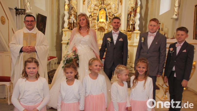 Sandra und Marco Nickl wurden von ihren beiden Söhnen Nico und Luca sowie fünf Brautmädchen zum Altar begleitet. Pfarrer Konrad Amschl zelebrierte den Trauungsgottesdienst. Bild: kro