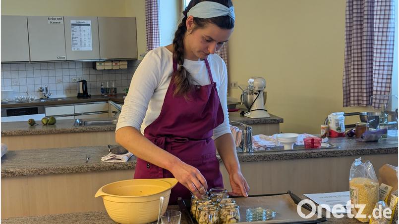 Hafermischung über die Apfelstücke und ab in den Ofen – Christina Kiener vom AELF zeigt, wie ein Dessert mit Hafer funktioniert. Bild: wrl