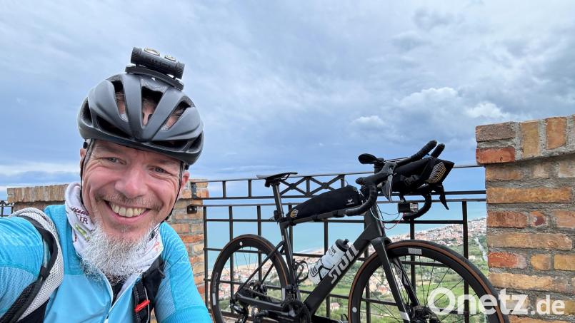 Herbert Manz freut sich über Platz zwei beim Ultra-Rennen auf Sardinien. Bild: Manz/privat