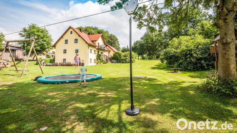 Für Kinder ist auf dem Meuerhof viel geboten. Sie können auf einem Abenteuerspielplatz herumtoben, können Ziegen streicheln, in einer speziellen Scheune spielen oder in einem Teich schwimmen. Bild: Thomas Kujat/exb