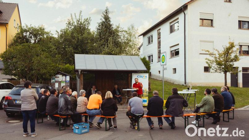 In Altköslarn sprach Bürgermeister Hans Walter (rotes Hemd) mit den Bürgern über die Möglichkeit von Windkraftanlagen im Hessenreuther Wald. Bild: Bernd Schönfelder/exb