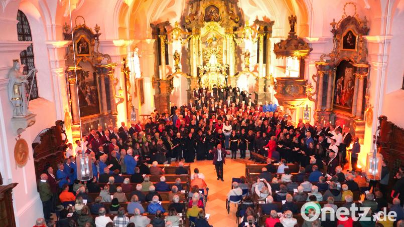 Den krönenden Abschluss des Kreiskonzerts am Fahrenberg bildet der gemeinsame Kanon „Dona nobis Pacem“, bei dem die rund 200 Sängerinnen und Sänger gemeinsam die Kirche mit ihren Stimmen erfüllen. Der Altarraum kann die Sängerinnen und Sänger kaum fassen. Dirigent: Alexander Völkl aus Pleystein. Bild: fvo