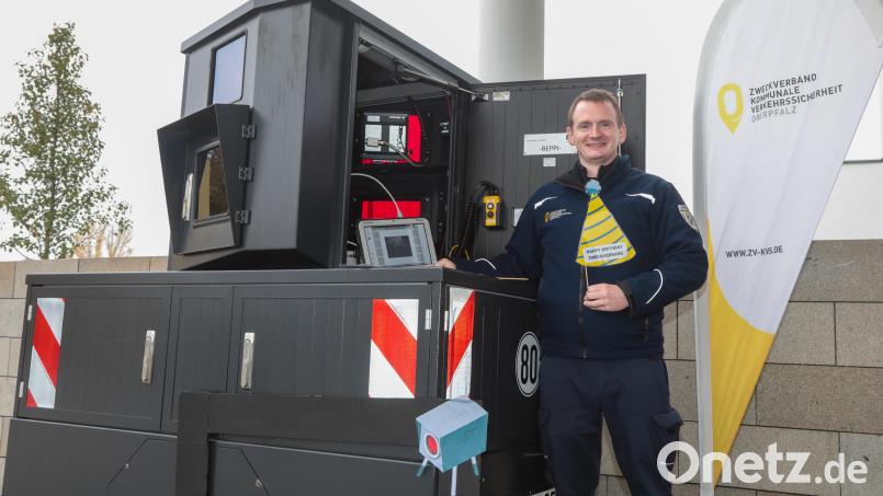 Hier blitzt Andreas Meier vom Zweckverband kommunale Verkehrssicherheit Oberpfalz nur zum Spaß. Doch manchmal macht der schwarze Kasten neben ihm auch richtig Ernst. Bild: Wolfgang Steinbacher