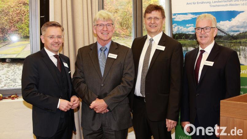 Landtags-Vizepräsident und MdL Tobias Reiß gratulierte Wolfgang Wenisch zum Ruhestand und Reinhold Witt zum neuen Amt als Behördenleiter des AELF Tirschenreuth-Weiden. Die Festansprache hielt Ministerialdirektor Hubert Bittlmayer.(von lnks). Bild: wro
