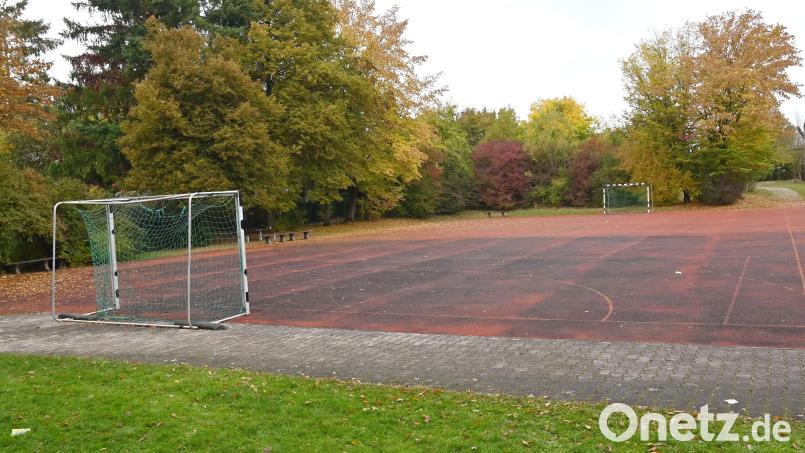 Mit gut 300 000 Euro ist die Sanierung des Allwetterplatzes der Grundschule geplant, für knapp die Hälfte des Betrages liegen verbindliche Förderzusagen vor. Bild: gf