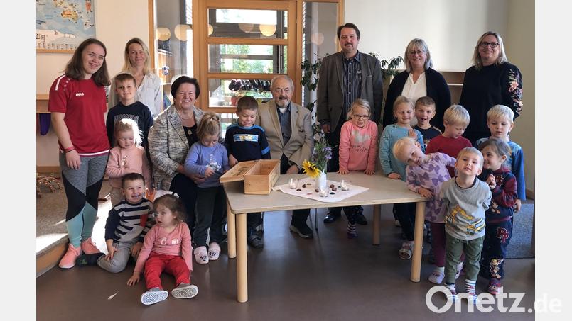 Eine Spende über 1150 Euro überreicht Altbürgermeister Hubert Pröls für das Landkinderhaus in Trausnitz. Bild: Sabine Maderer