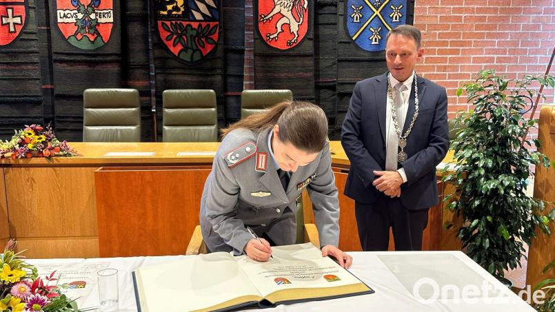 Im Beisein vieler Ehrengäste unterzeichneten Oberbürgermeister Jens Meyer und Oberstleutnant Hekja Marlen Werner am vergangenen Samstag die Patenschaftsurkunde zwischen der Stadt und dem Panzerartilleriebataillon 375. Bild: Stadt Weiden