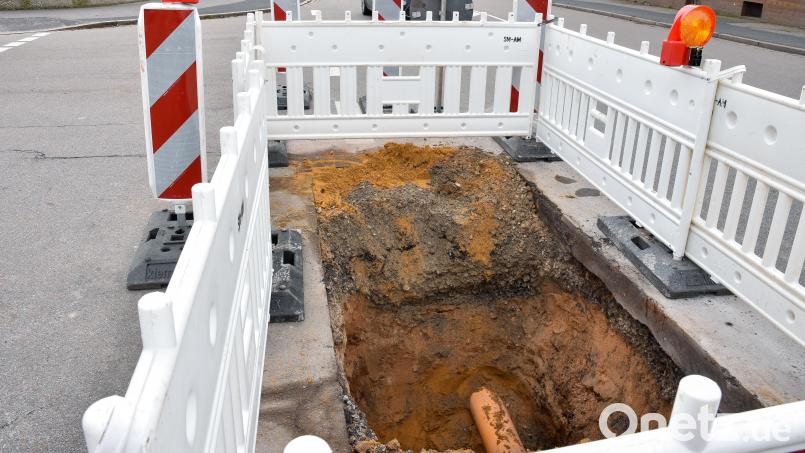 Mitten auf der Regensburger Straße hat sich am Wochenende an der Abzweigung zum Mosacherweg dieses Loch aufgetan. Bild: Stephan Huber