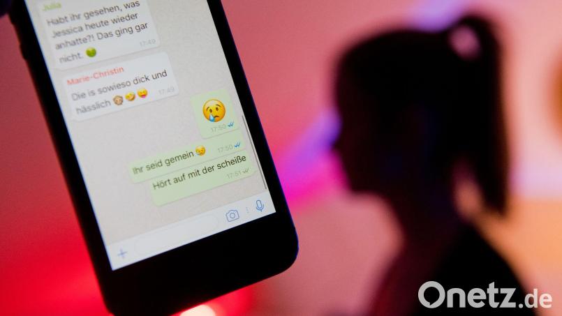 Viele Schülerinnen und Schüler in Deutschland sind von Cybermobbing betroffen. (Symbolbild) Bild: Julian Stratenschulte/dpa