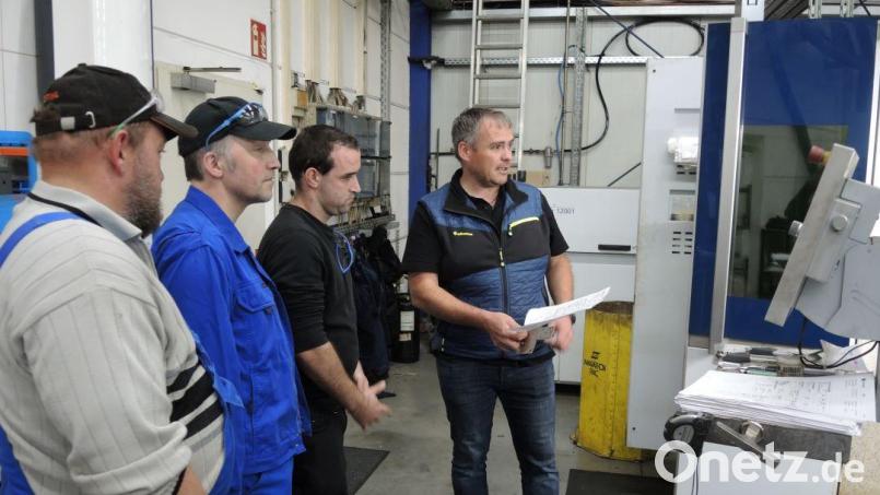 Im Rahmen der Aktion &quot;Schichtwechsel&quot; tauschen Mitarbeiter von drei Firmen für einen Tag den Arbeitsplatz mit Beschäftigten aus den Standorten der Naab-Werkstätten. Bild: Naabwerkstätten/exb