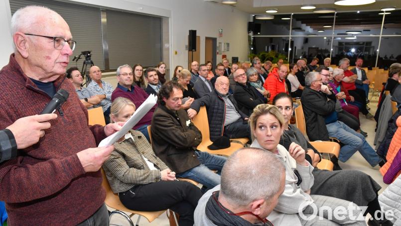 Bei der Bürgerversammlung der Stadt Amberg in der Jura-Werkstätte trug Günther Menzel mehrere Anliegen vor. Bild: Petra Hartl