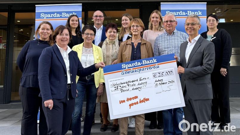 Sabine Seberak und Michael Gruber (beide mit Scheck) von der Sparda-Bank übergeben eine 25.000-Euro-Spende an die Vertreter von fünf Vereinen aus dem Raum Amberg-Sulzbach. Bild: Gerd Baumann/Sparda-Bank Ostbayern eG/exb