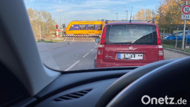 Alltag in Nabburg: warten am Bahnübergang. Die Lösung des Problems nähert sich aber jetzt der alles entscheidenden Phase. Bild: Amann