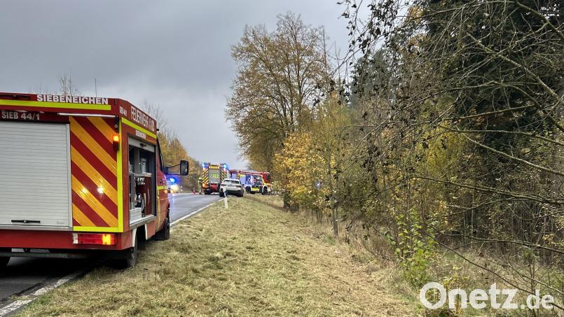 Zu dem Unfall waren auch die Feuerwehren Siebeneichen und Rosenberg ausgerückt. Bild: Polizeiinspektion Sulzbach-Rosenberg
