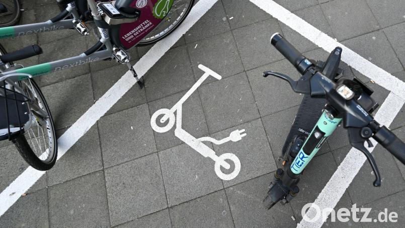 Ein Piktogramm markiert eine Abstellfläche für E-Scooter. In Amberg ist so ein Elektro-Roller vor einer Schule gestohlen worden. Symbolbild: Arne Dedert/dpa