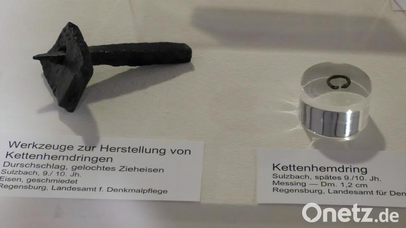 Diese zwei Exponate aus Sulzbach-Rosenberg, ein Werkzeug zur Herstellung von Kettenhemdringen (links) und ein Kettenhemdring, wurden bis April 2025 an das Historische Museum in Bamberg verliehen. Bild: Edith Zimmermann/exb