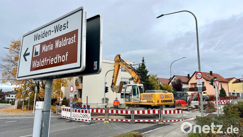In der Joseph-Haas-Straße in Weiden laufen Bauarbeiten. Die Straße ist zwischen der Abzweigung zur Pressather Straße und der Kreuzung mit der Rehbühlstraße für den Verkehr gesperrt. Bild: Gabi Schönberger