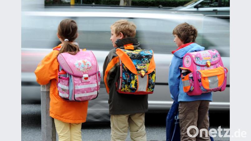 Angeblich sind im Raum Burglengenfeld Kinder auf dem Schulweg oder auf dem Pausenhof von Unbekannten angesprochen und mit Süßigkeiten oder Mitfahrgelegenheiten gelockt worden. Die Polizei hat nun dazu Stellung genommen. Symbolbild: Arne Dedert/dpa