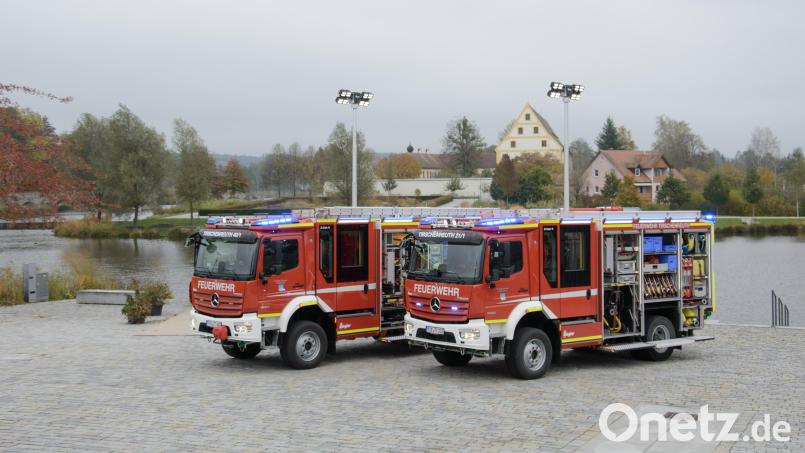 Die beiden neuen Einsatzfahrzeuge der Tirschenreuther Feuerwehr sind bereit für ihre Aufgaben: das Tanklöschfahrzeug (TLF) 3000 Staffel (rechts) und das Hilfeleistungs-Löschgruppenfahrzeug (HLF) 20. Bild: Feuerwehr Tirschenreuth/exb