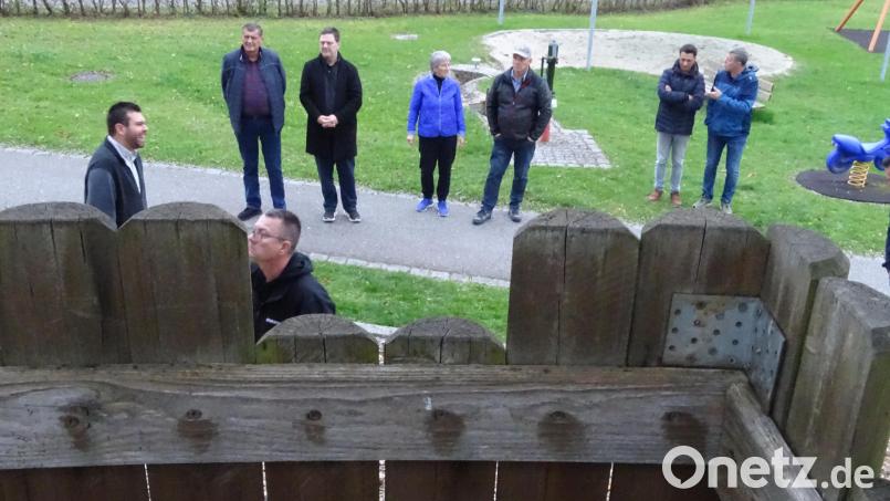 Das aus Holz errichtete Western-Fort auf dem Knöllinger Kinderspielplatz ist ebenso sanierungsbedürftig wie eine daneben stehende Rutsche. Der Gemeinderat soll nun darüber entscheiden, ob die beiden Einrichtungen erhalten bleiben. Bild: Houschka