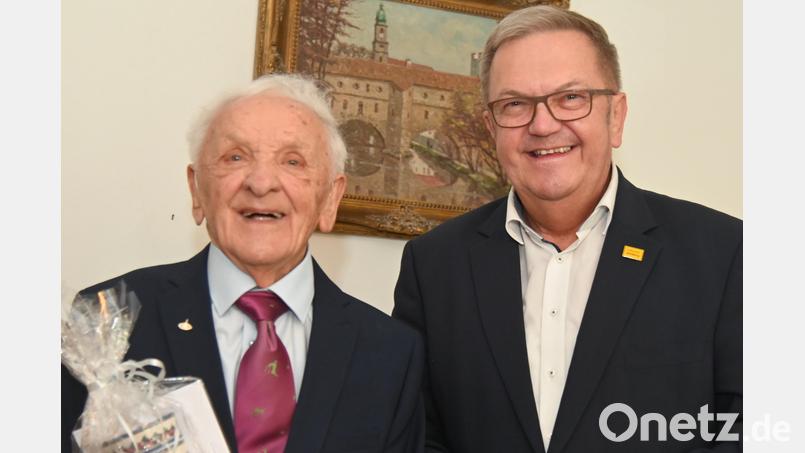 Bürgermeister Martin Preuß (rechts) gratulierte Ernst Guttenberger zu seinem 95. Geburtstag mit dem Ehrenkrug der Stadt Amberg. Bild: gf