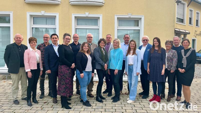 Langjährige Mitarbeiter von Oberpfalz-Medien freuen sich am Mittwoch über ihre Ehrung durch geschäftsführende Verlegerin Viola Vogelsang-Reichl (rechts), Betriebsrats-Vorsitzenden Thomas Amann (Zweiter von rechts), Verleger German Vogelsang (links) und kaufmännischen Leiter Johannes Zettl (Vierter von links). Bild: Gabi Schönberger