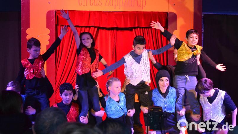 Akrobat sein: Die Grundschüler und Kinder des Förderzentrums zeigten, was sie während einer Zirkus-Projektwoche gelernt haben. Bild: tss